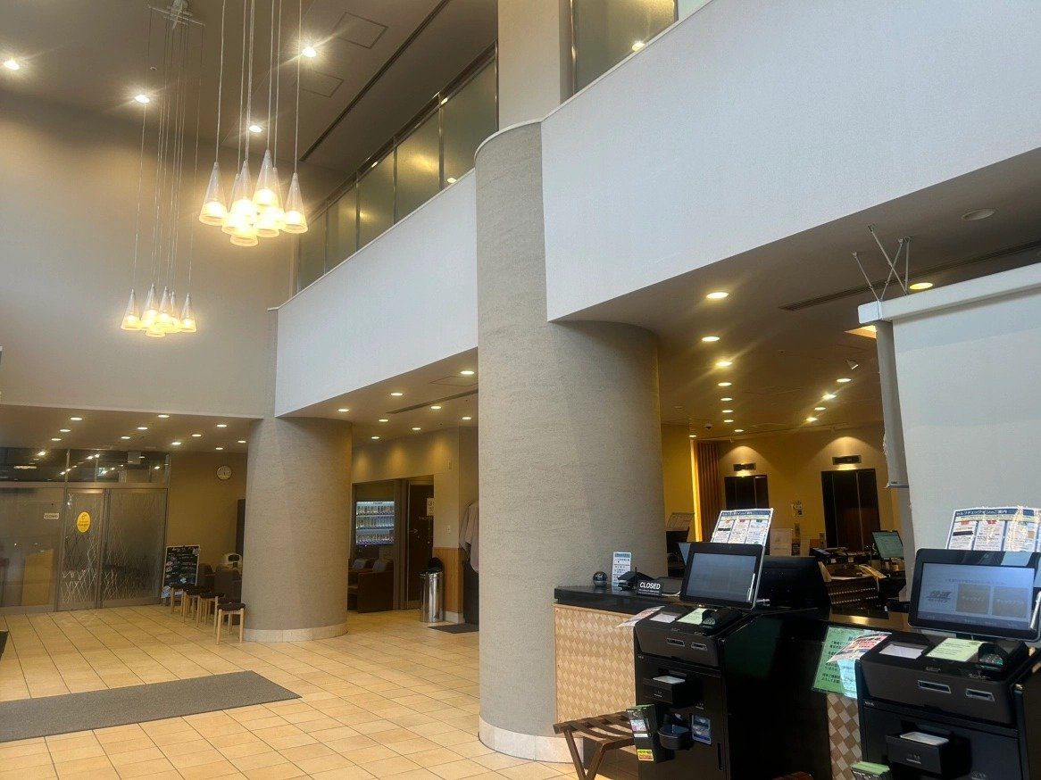 Dormy Inn 秋田 挑高大廳的吊燈與自助入住機