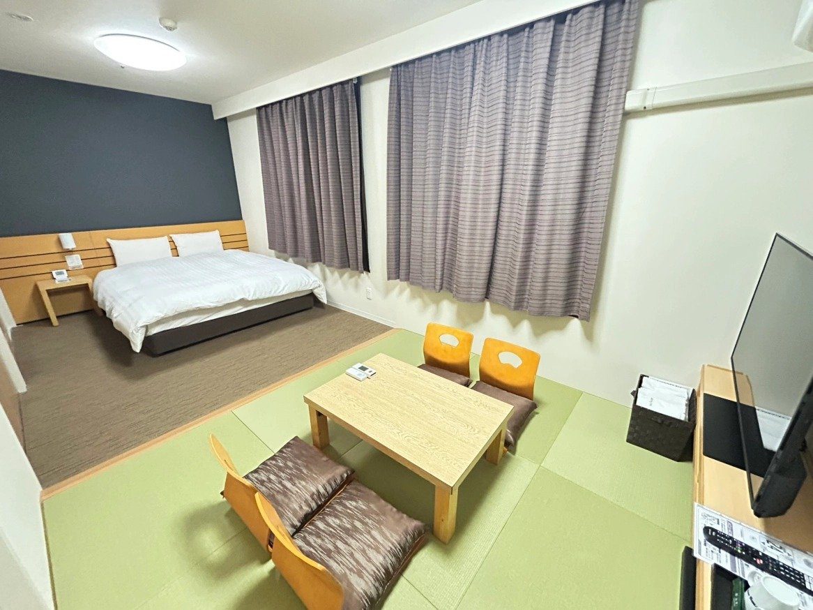 Dormy Inn 秋田 30 ㎡ 和洋室的榻榻米區與床