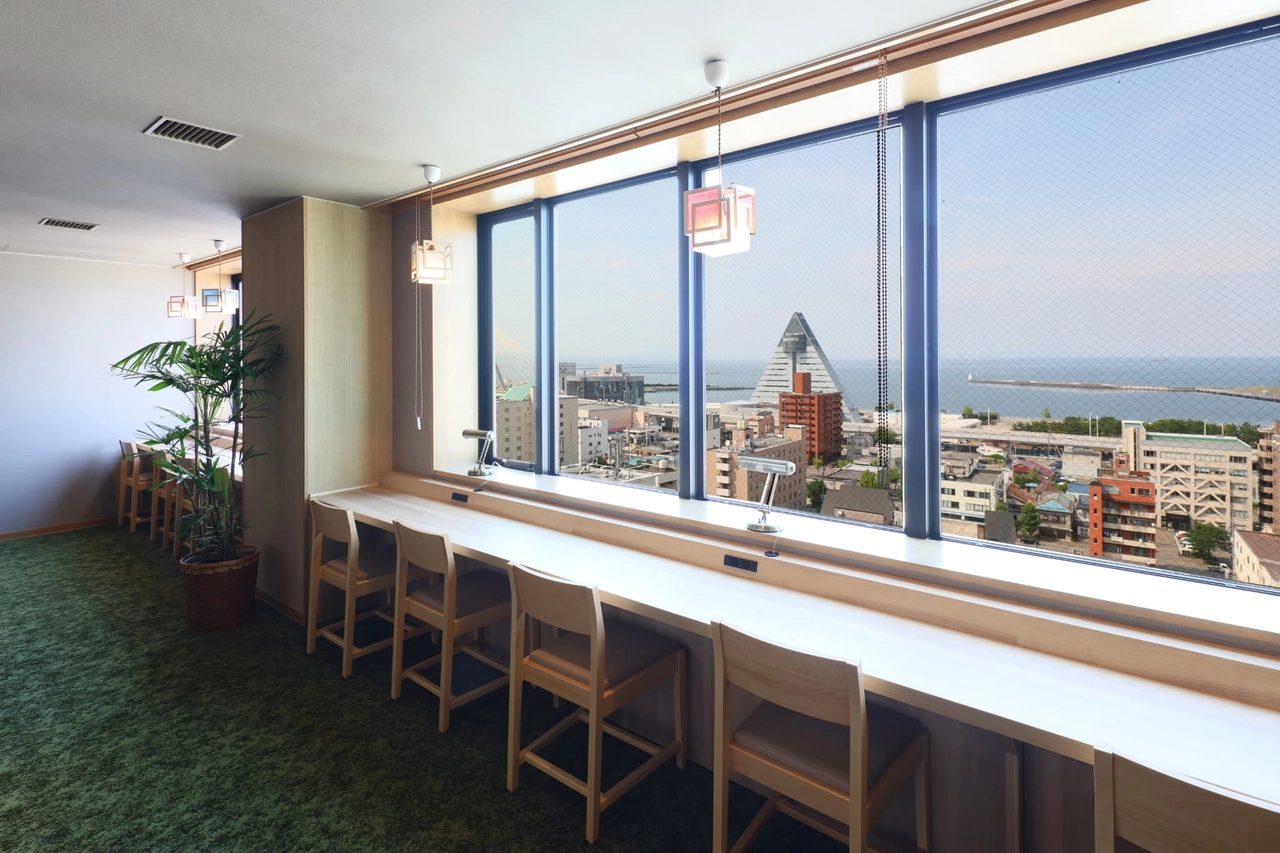 Dormy Inn 青森 可以眺望市區的交誼空間