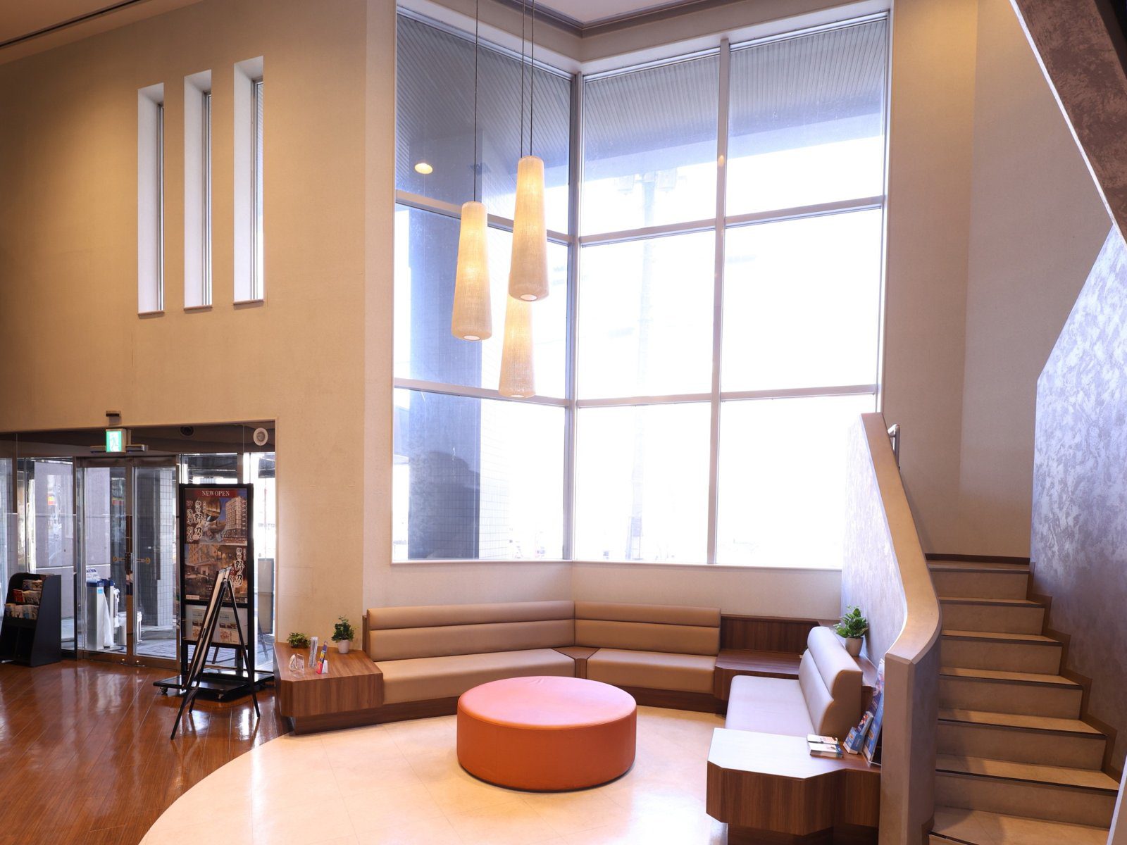 Dormy Inn 千葉 City Soga 挑高大廳的沙發區與樓梯