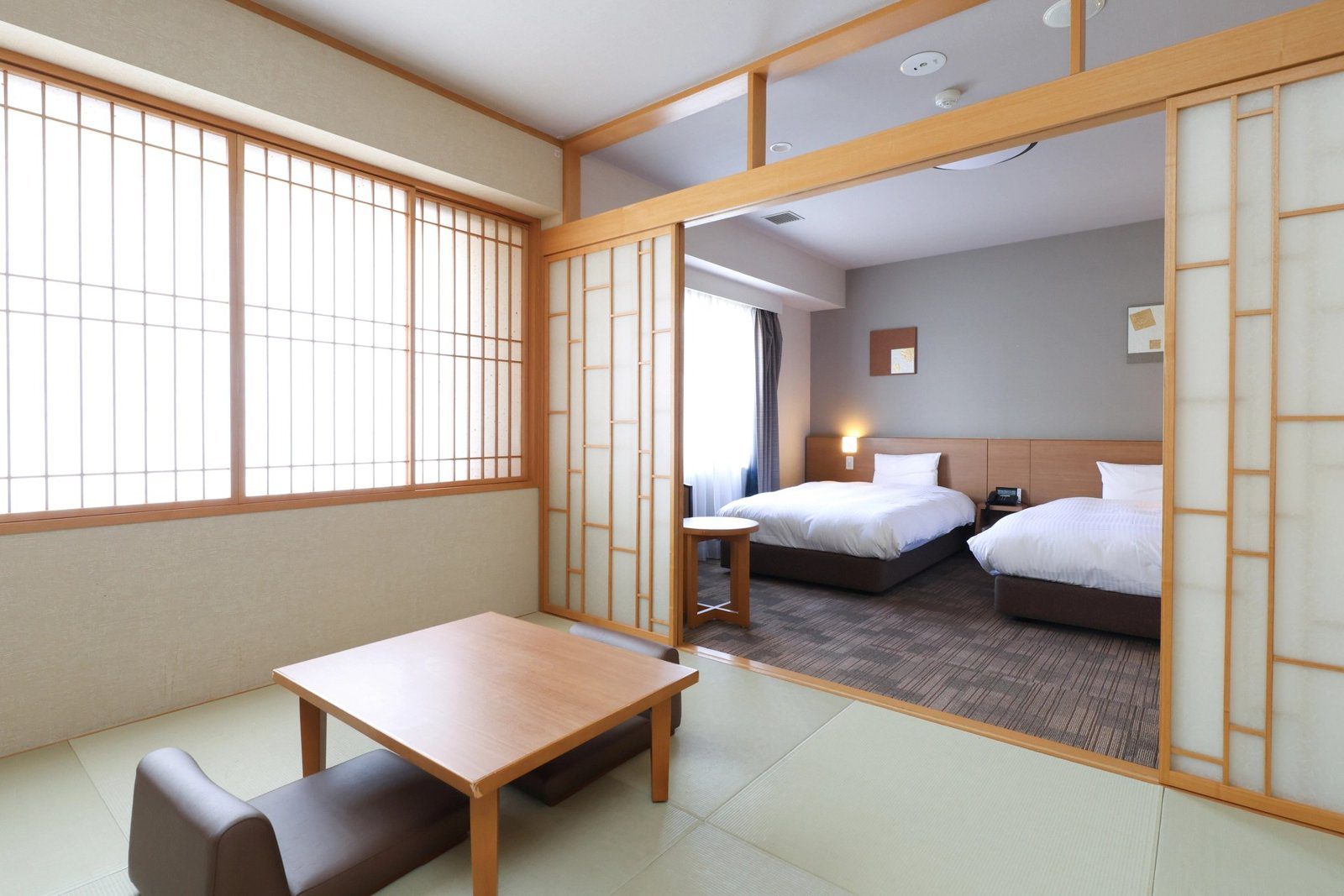 Dormy Inn 千葉 City Soga 和洋室的榻榻米區與兩張床