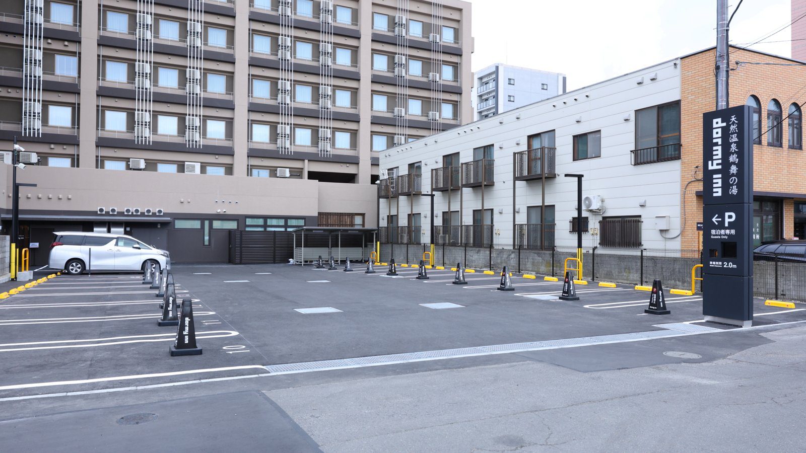 Dormy Inn 千歲 飯店旁的平面停車場與入口指標