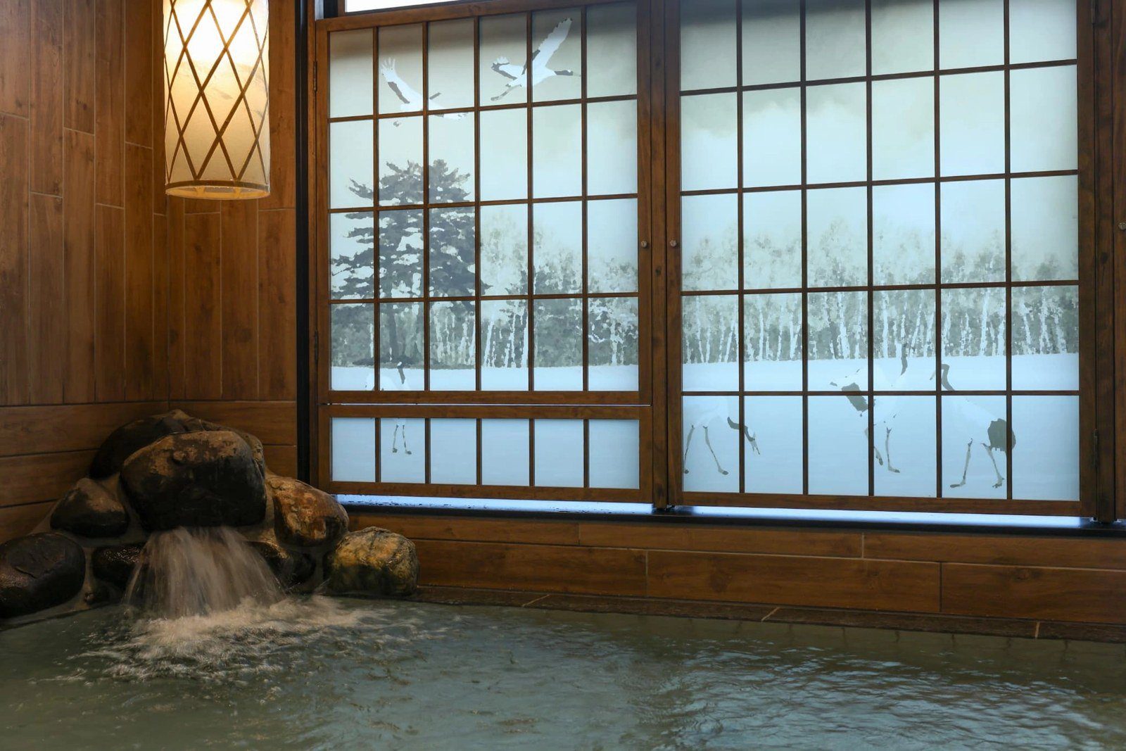 Dormy Inn 千歲 大浴場「鶴舞之湯」的浴池與鶴、白樺林圖案窗飾