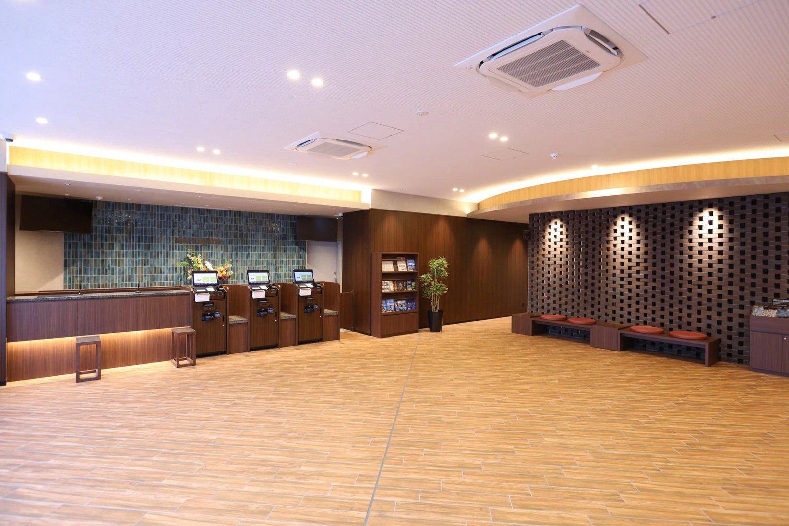 Dormy Inn 千歲 1 樓大廳、櫃台與自動入住機