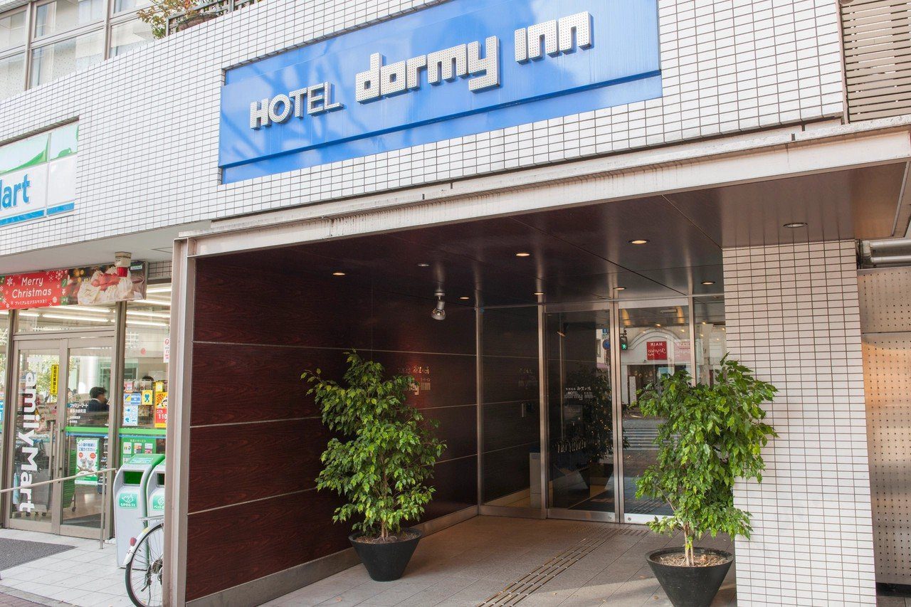 Dormy Inn 博多祇園 掛著 HOTEL dormy inn 招牌的飯店入口