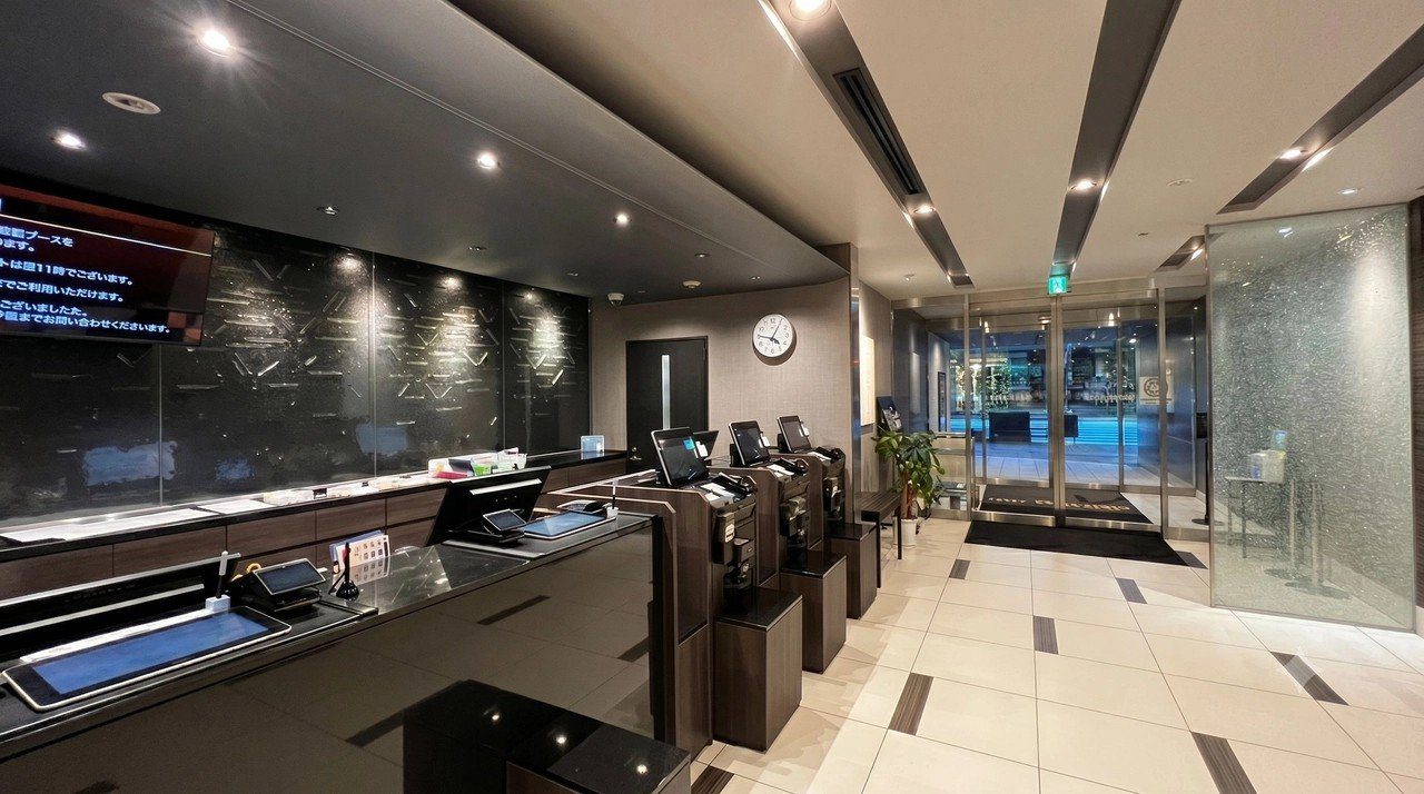 Dormy Inn 博多祇園 翻新後的大廳櫃台與自助結帳機