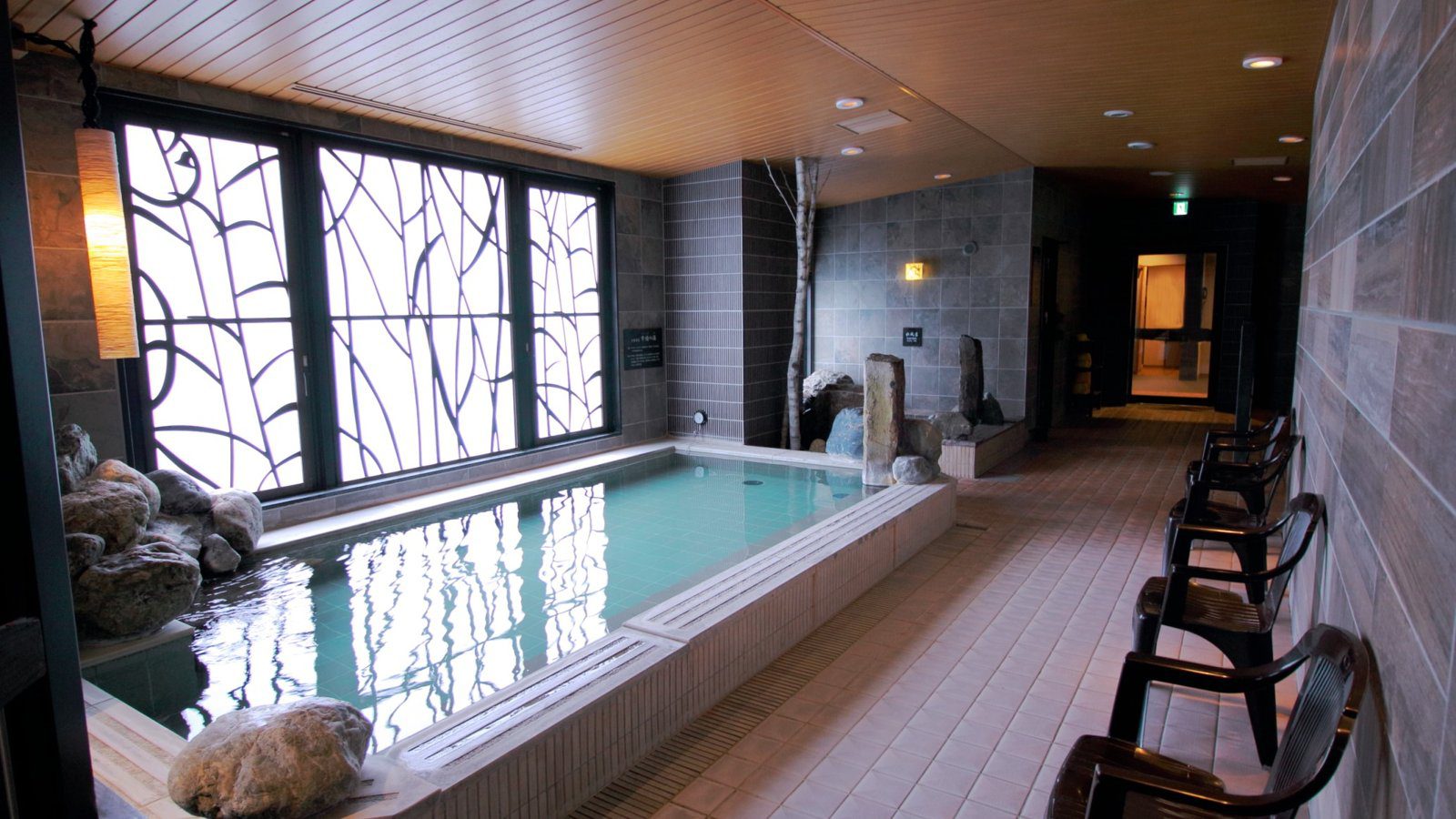 Dormy Inn 東室蘭 大浴場內湯與鐵之城浮雕採光窗