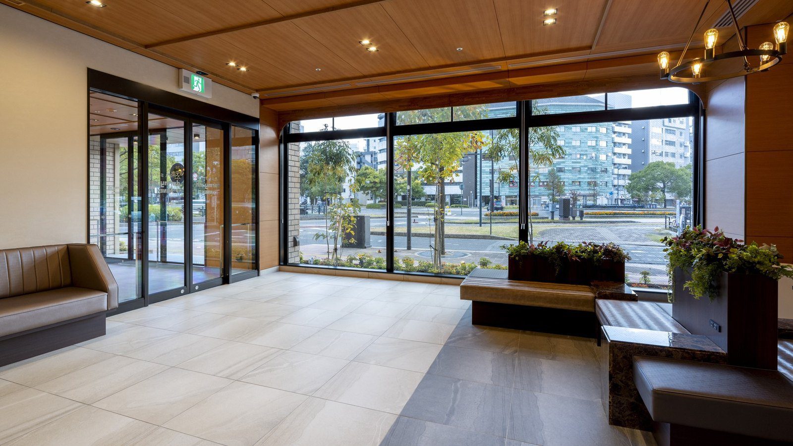Dormy Inn 廣島 ANNEX 1 樓大廳的落地窗與沙發座位
