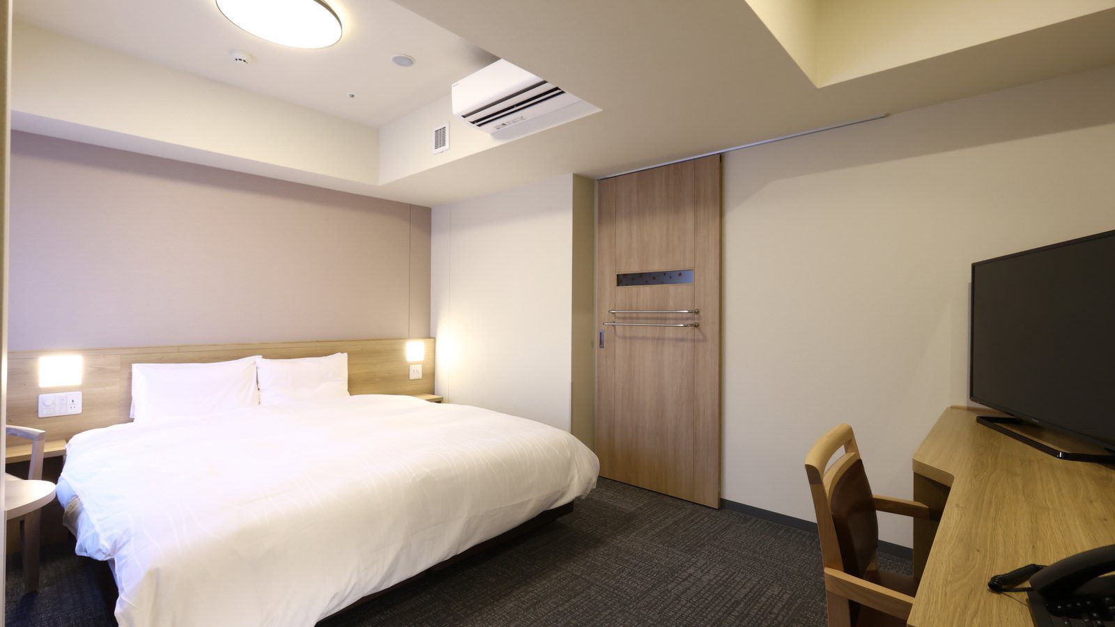 Dormy Inn 廣島 ANNEX King 房的大床與書桌