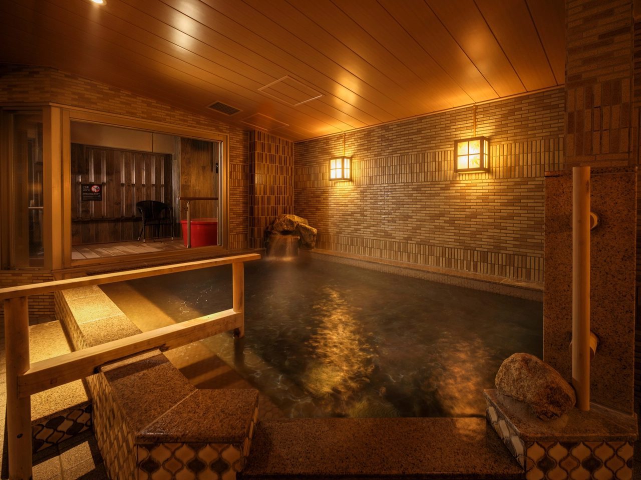 Dormy Inn 廣島 男湯：紅紫兩座半露天壺湯