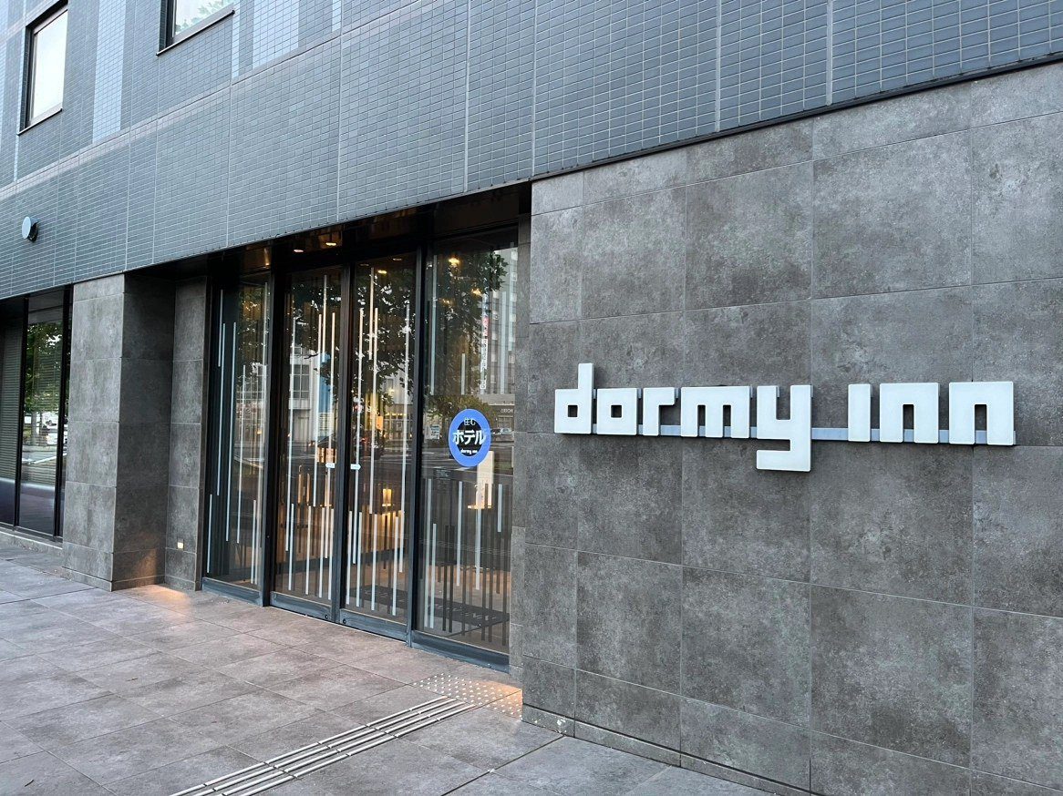 Dormy Inn 出雲 飯店入口的玻璃門與 dormy inn 招牌