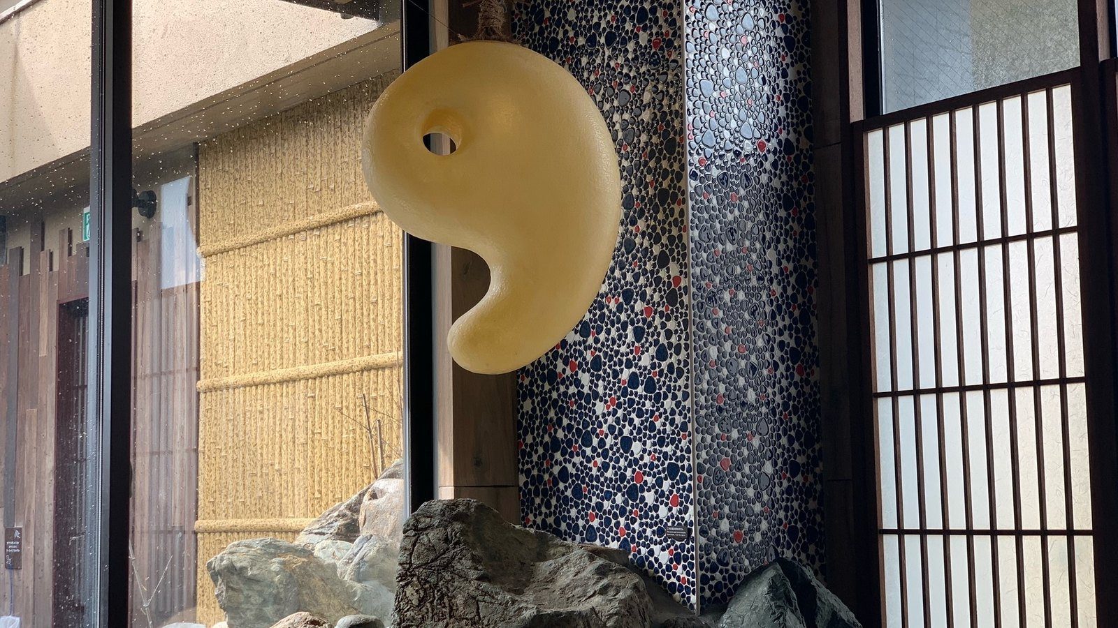 Dormy Inn 出雲 八雲之湯內湯旁的勾玉造型裝飾