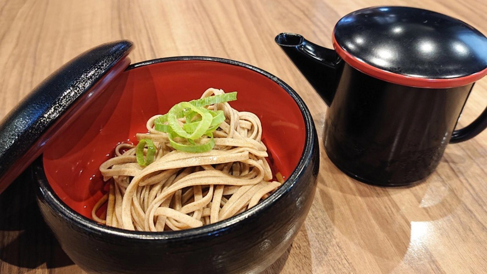 Dormy Inn 出雲 紅色漆器盛裝的出雲蕎麥與蕎麥湯壺