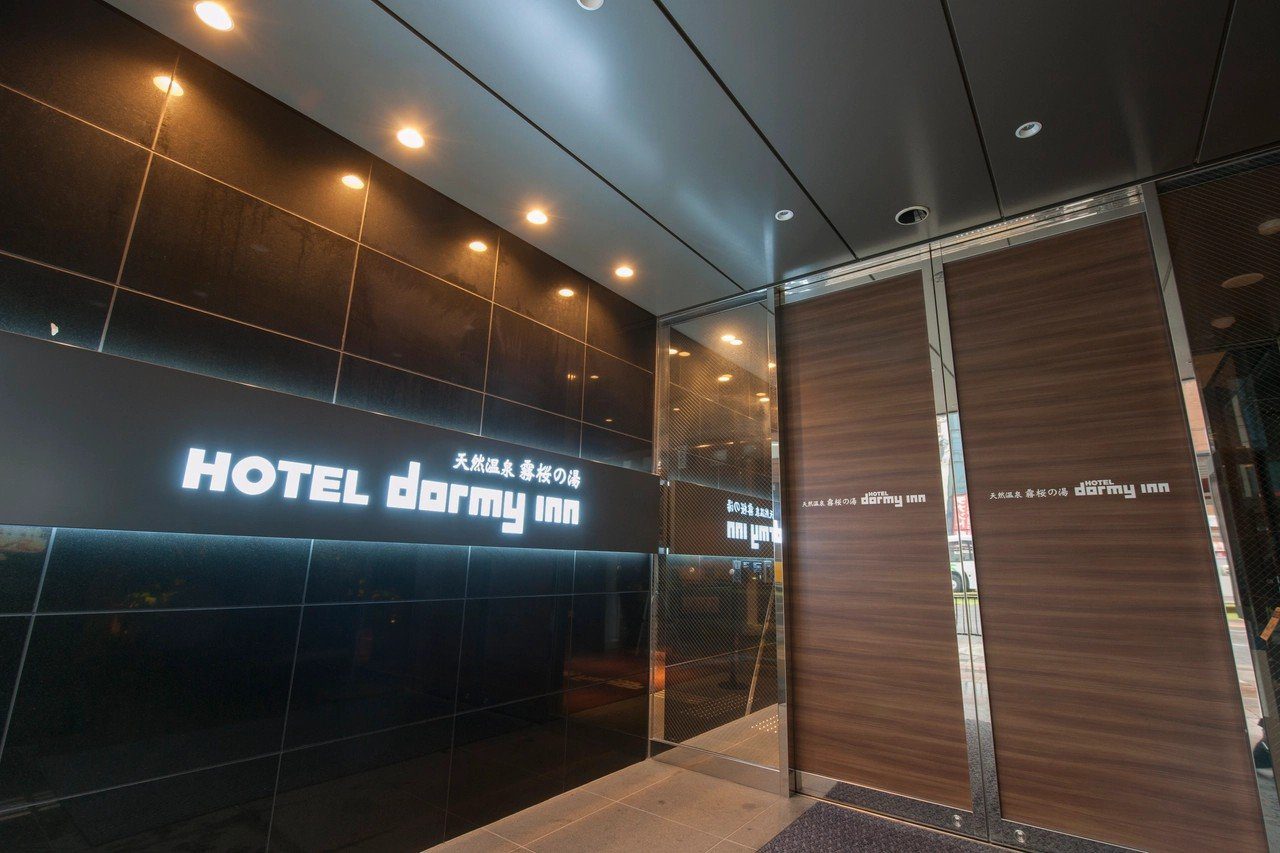 Dormy Inn 鹿兒島 夜晚的飯店入口與 HOTEL dormy inn 招牌
