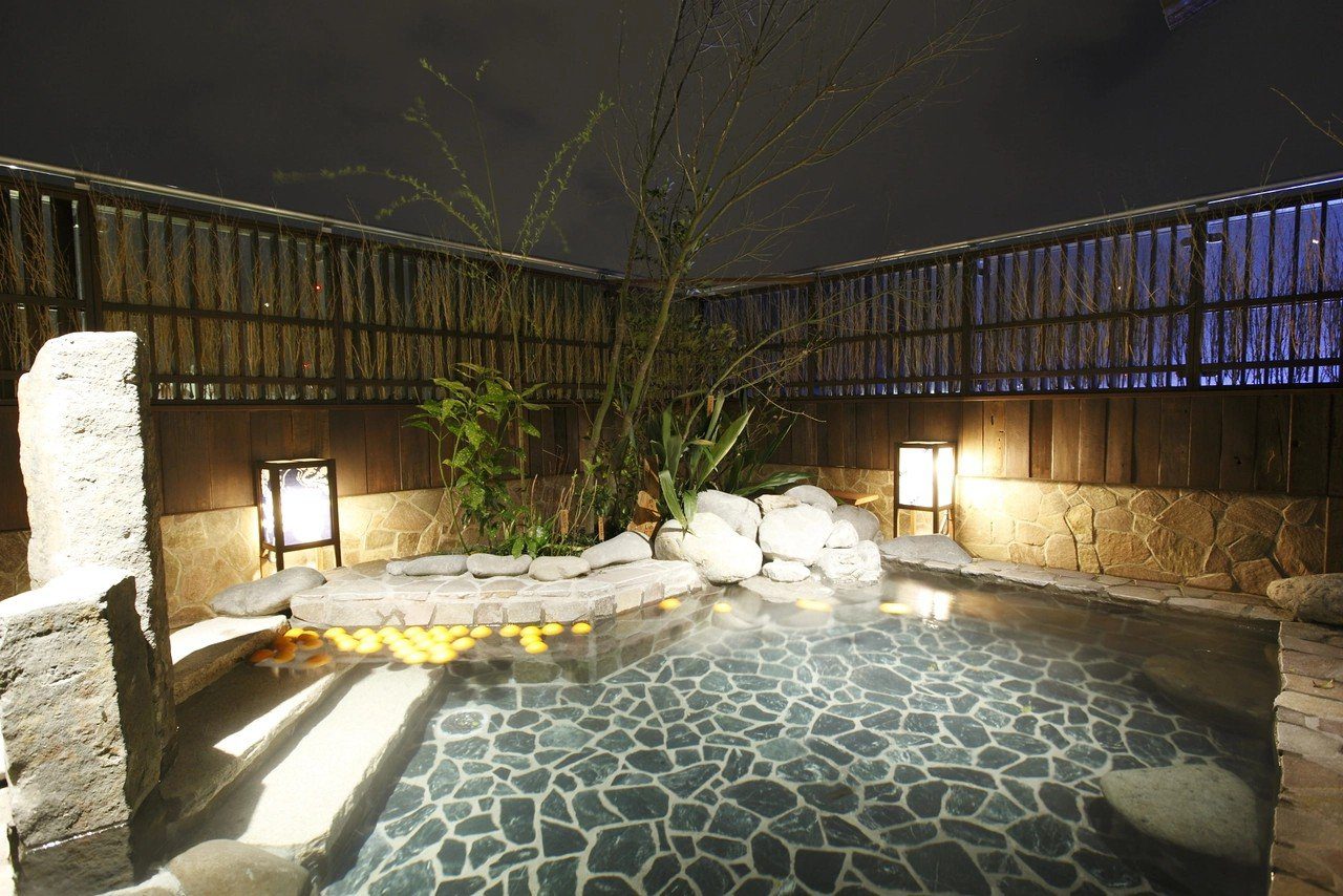 Dormy Inn 鹿兒島 13 樓夜晚的露天風呂
