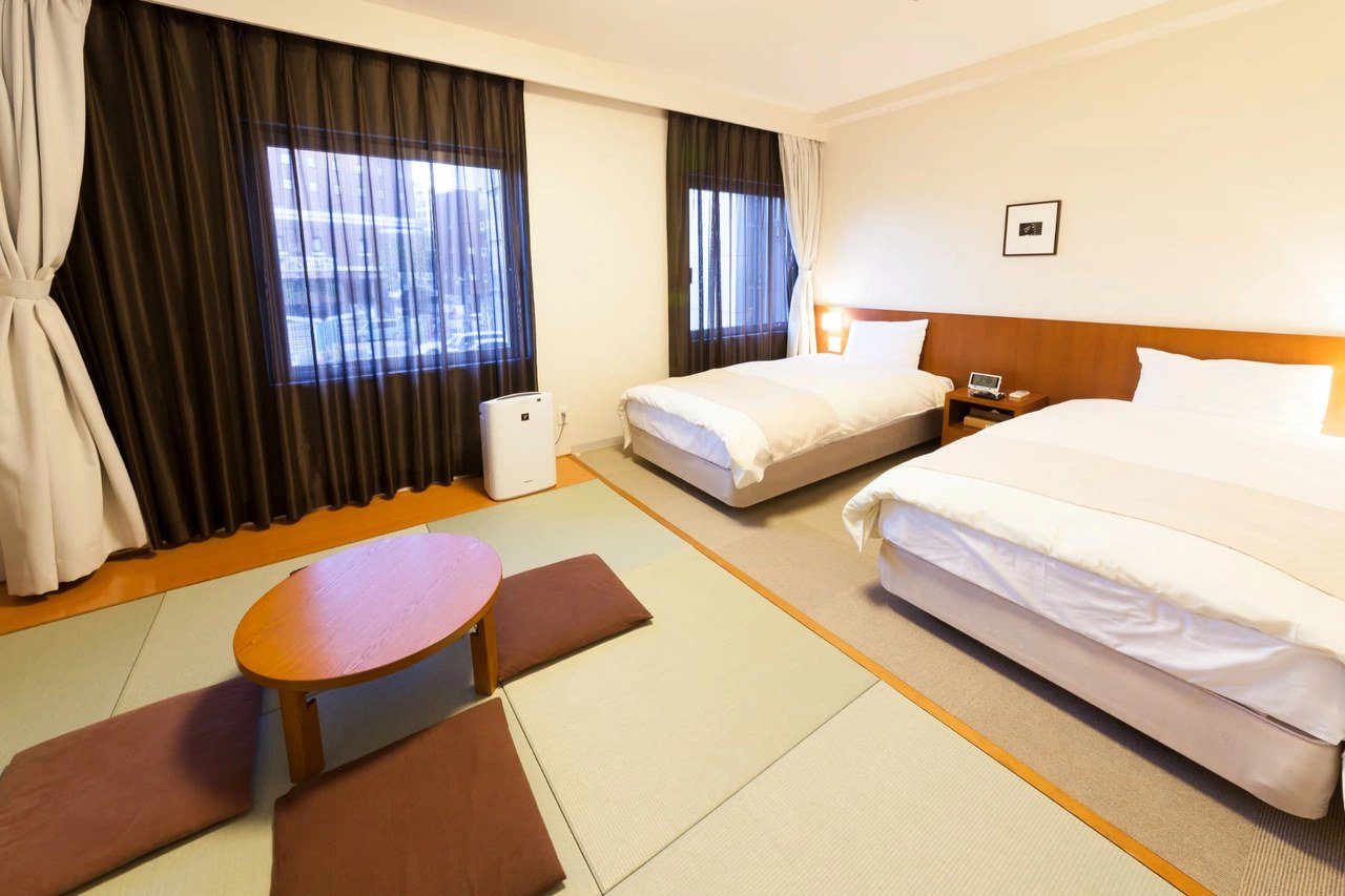 Dormy Inn 金澤 和洋室的兩張床與榻榻米區