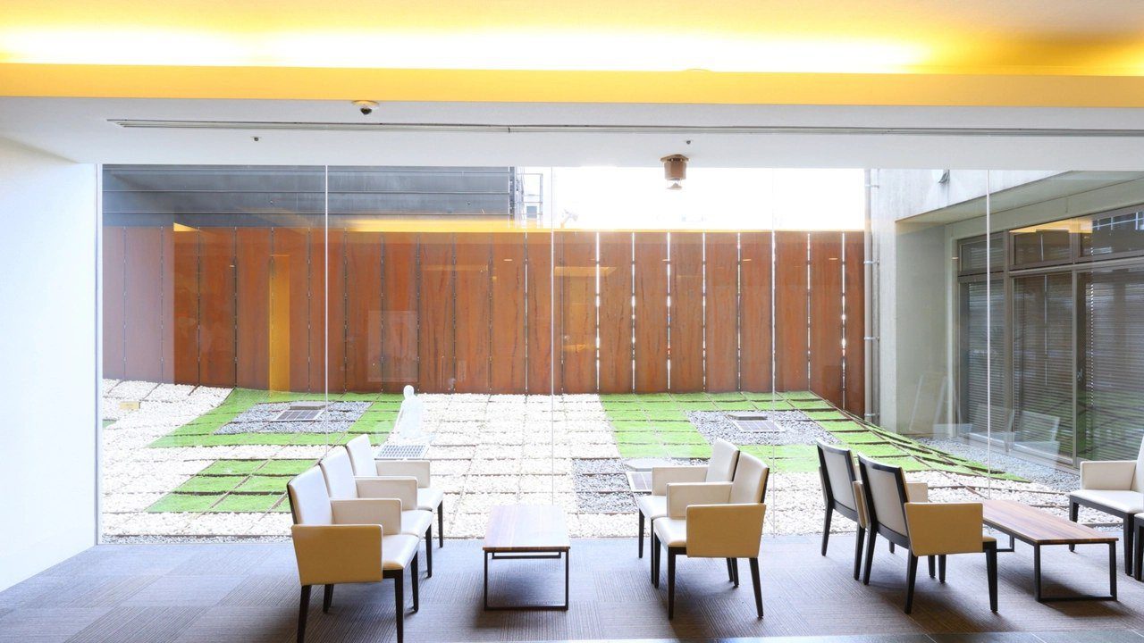 Dormy Inn 金澤 1 樓大廳面向中庭的座位區