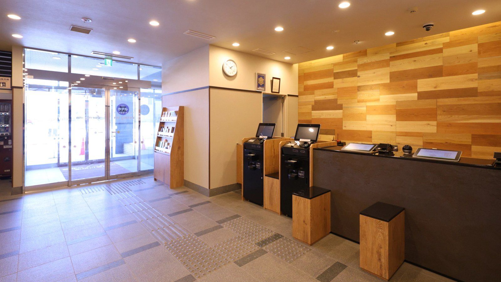 Dormy Inn 北見 1 樓入口玻璃門與自動入住機