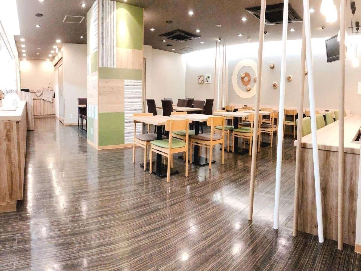 Dormy Inn 北見 2 樓餐廳 HATAGO 的座位區
