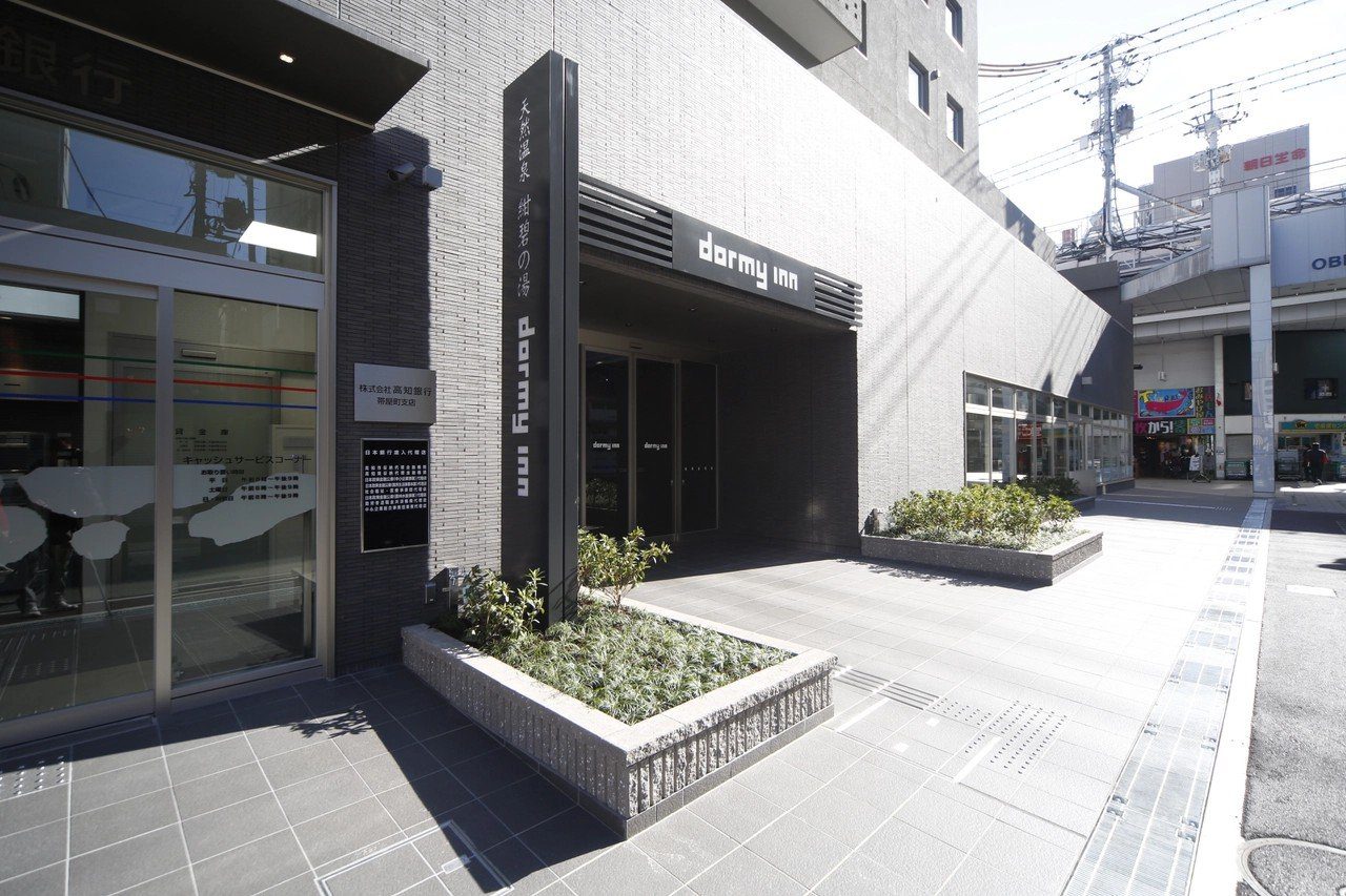 Dormy Inn 高知 面向街道的飯店入口