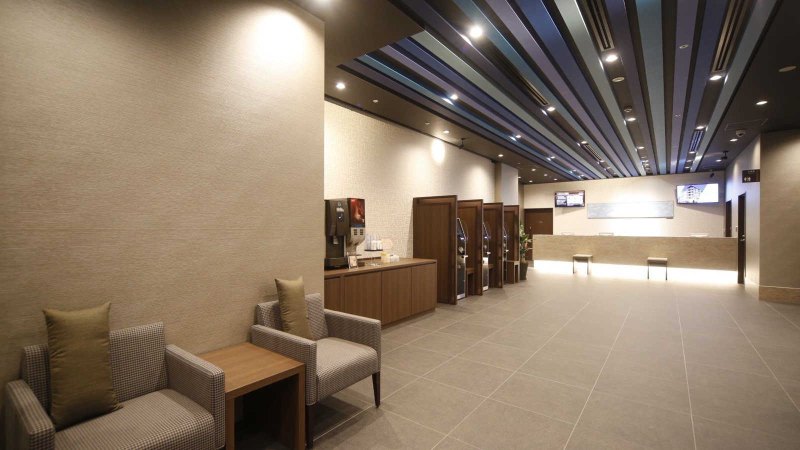 Dormy Inn 高知 大廳的休息座椅與櫃台
