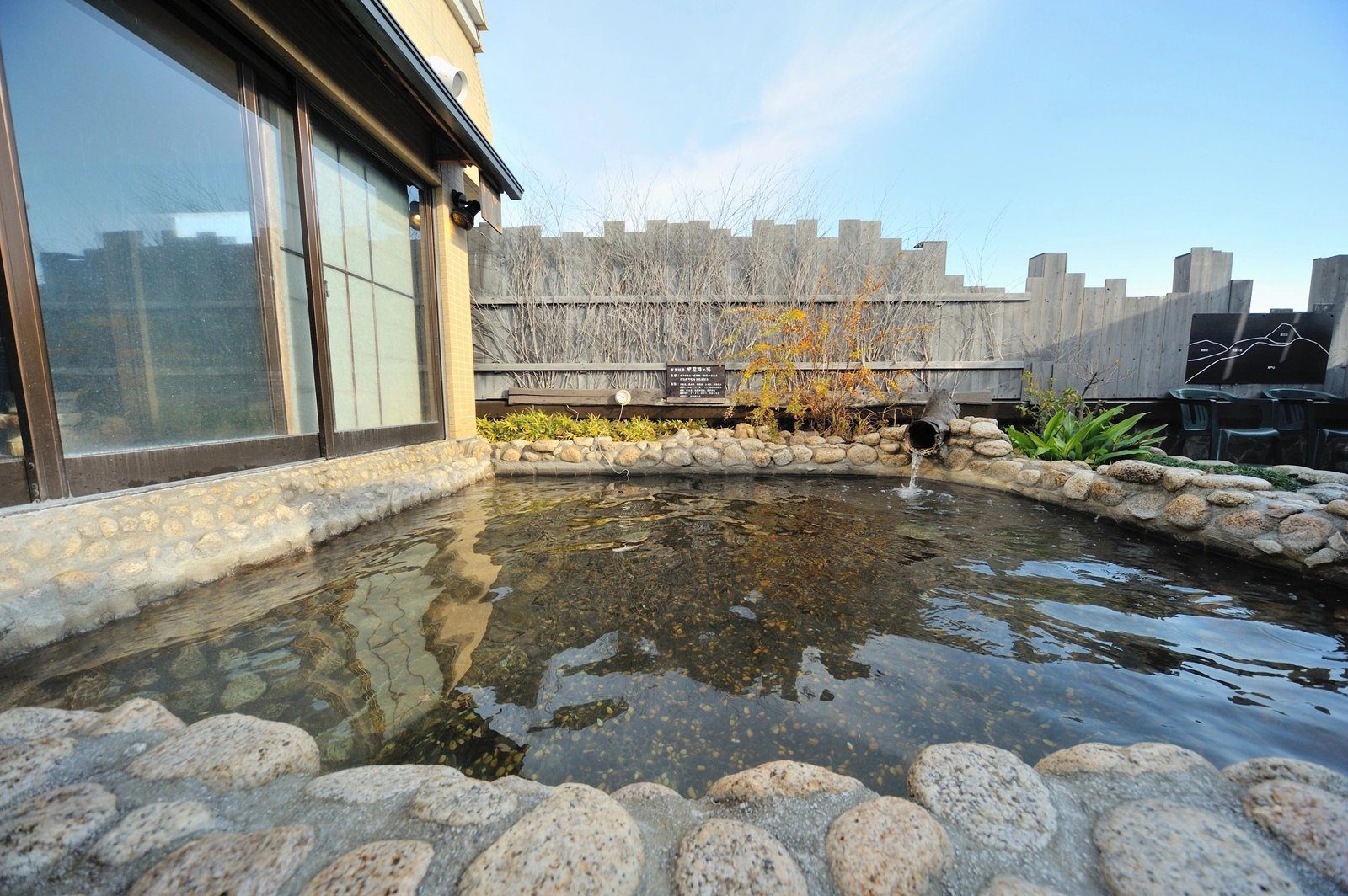 Dormy Inn 甲府 10 樓的石組露天風呂