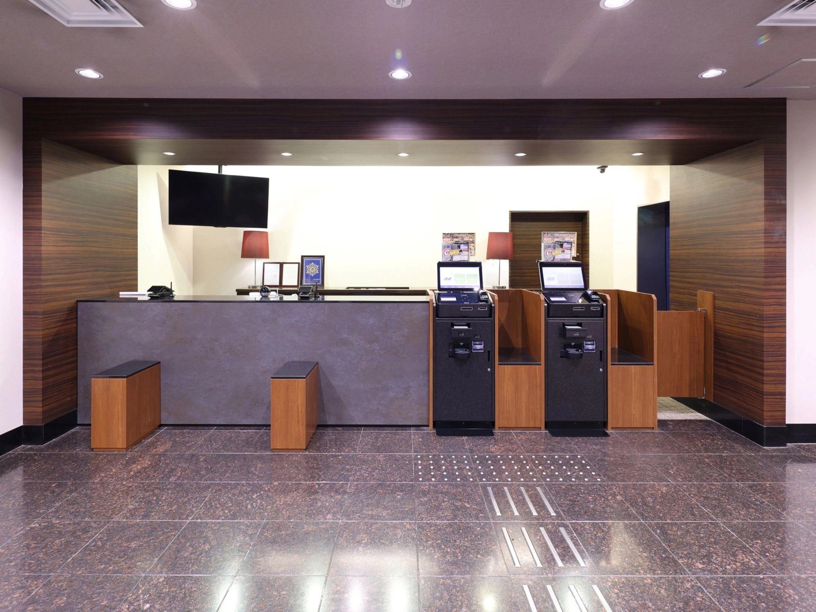 Dormy Inn 甲府 櫃台與自助入住機