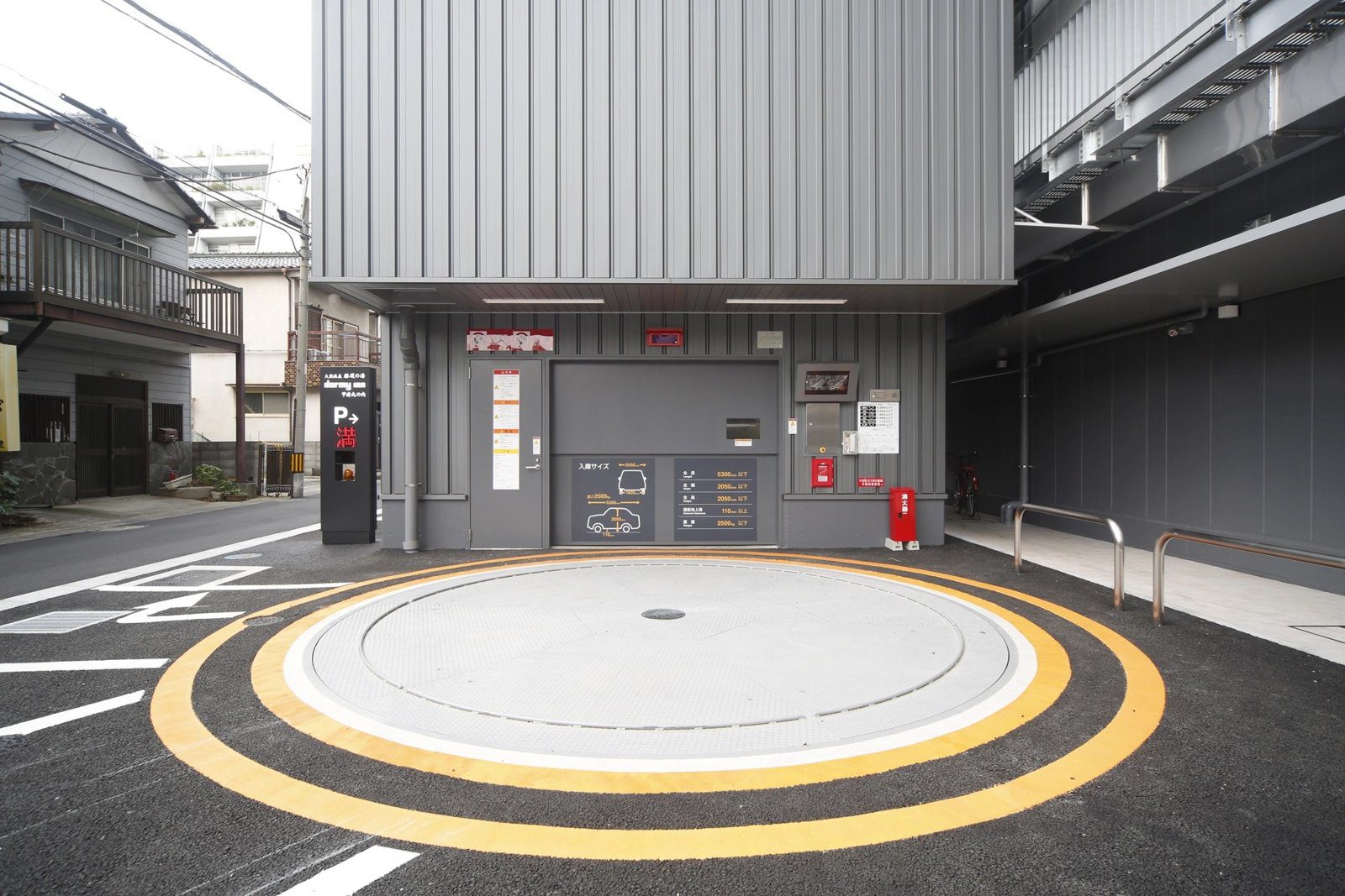 Dormy Inn 甲府丸之內 館內停車場入口與迴轉盤