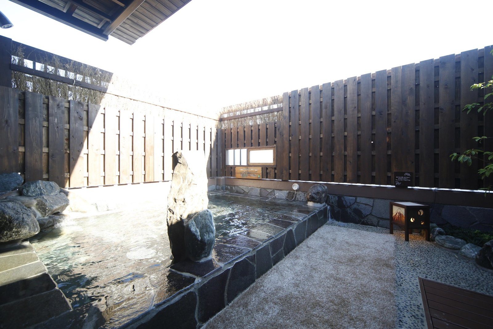 Dormy Inn 甲府丸之內 9 樓的石組露天風呂