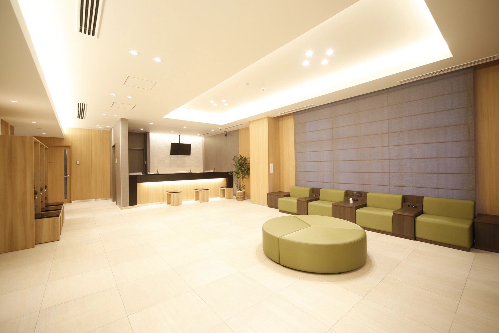 Dormy Inn 甲府丸之內 大廳的沙發區與櫃台