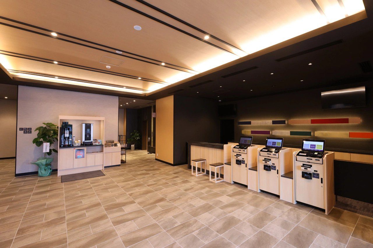 Dormy Inn 小松 1 樓大廳與自助入住機