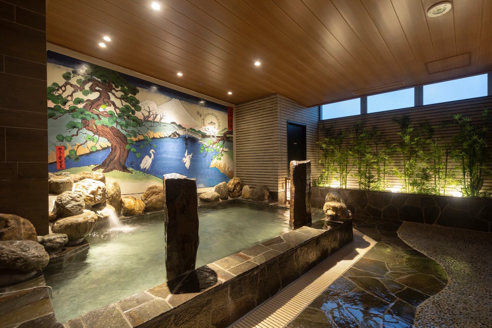 Dormy Inn 後樂園 男湯的石組浴池與錢湯風壁畫