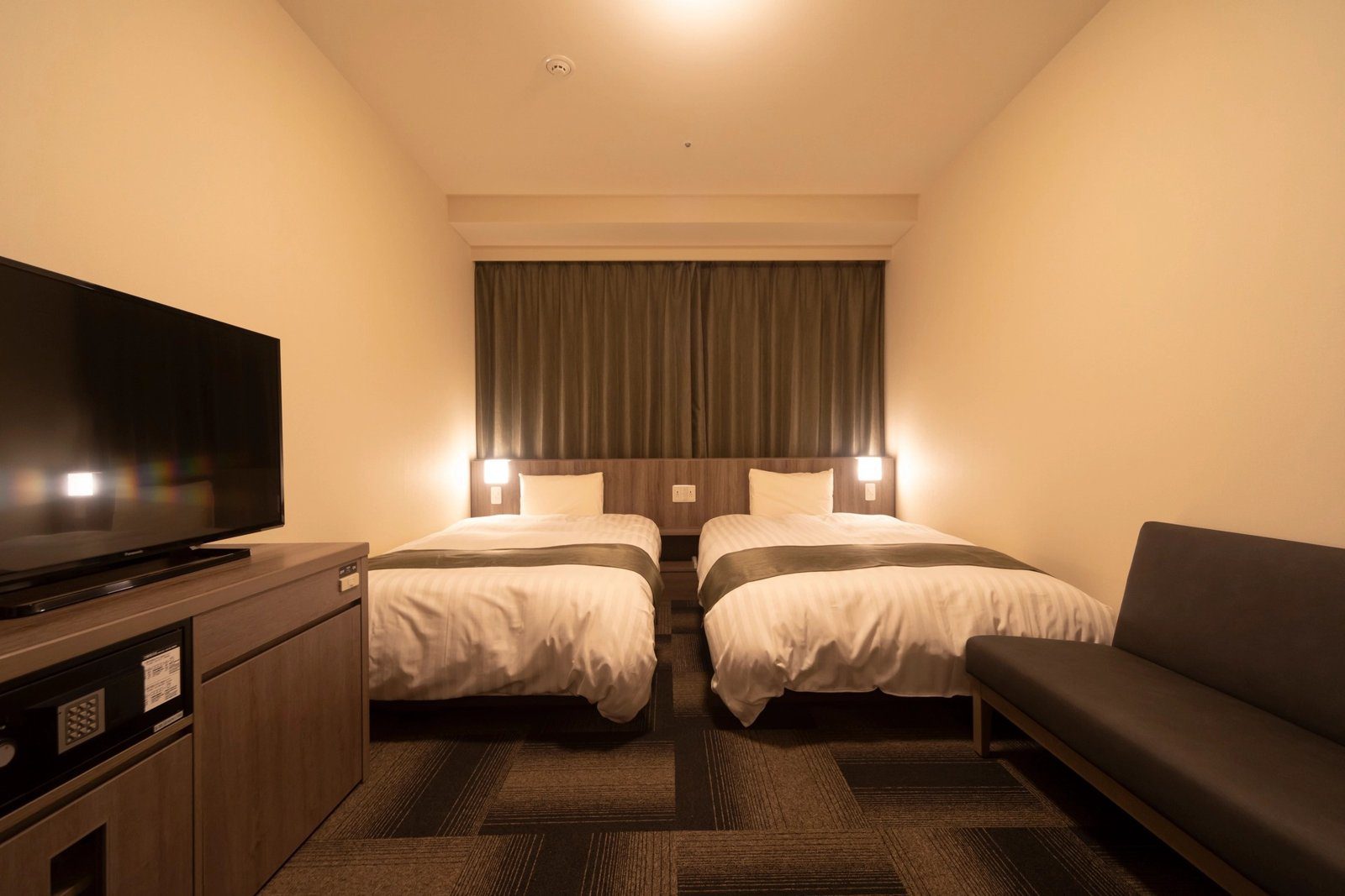 Dormy Inn 後樂園 雙床房的兩張床與沙發