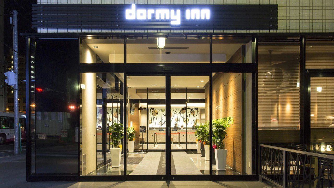 Dormy Inn 熊本 夜晚的飯店玻璃大門