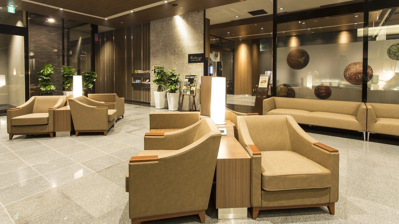 Dormy Inn 熊本 大廳的沙發休息區