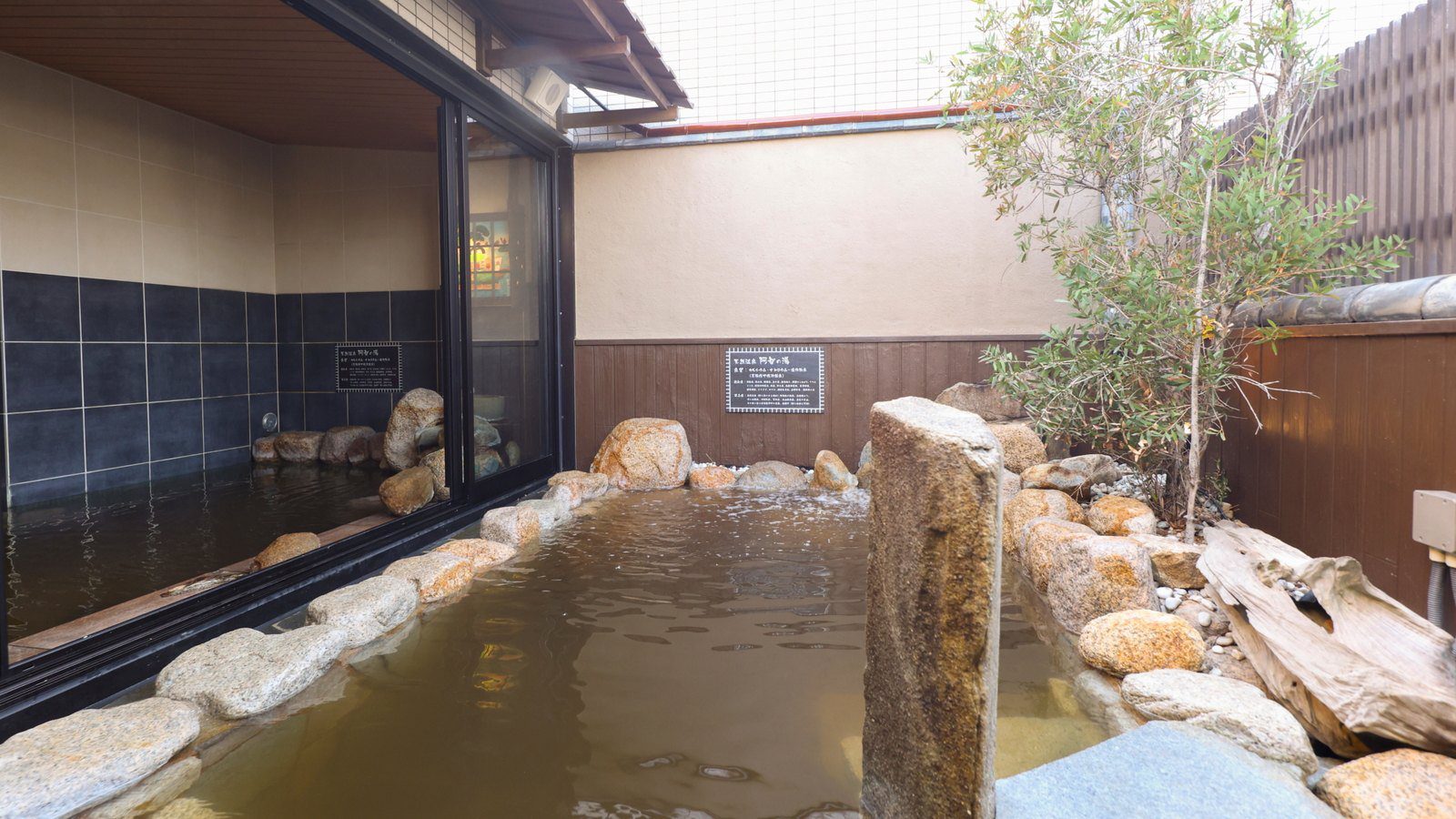 Dormy Inn 倉敷 9 樓男湯石砌露天風呂與植栽