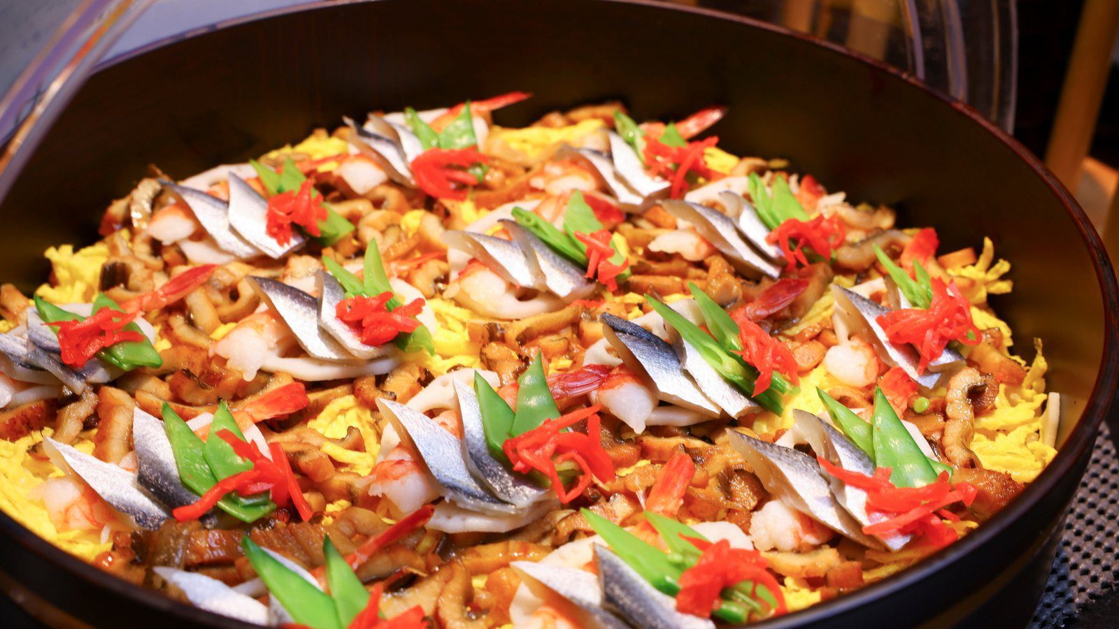 Dormy Inn 倉敷 早餐的祭壽司，壽司飯上鋪滿魚片與配料