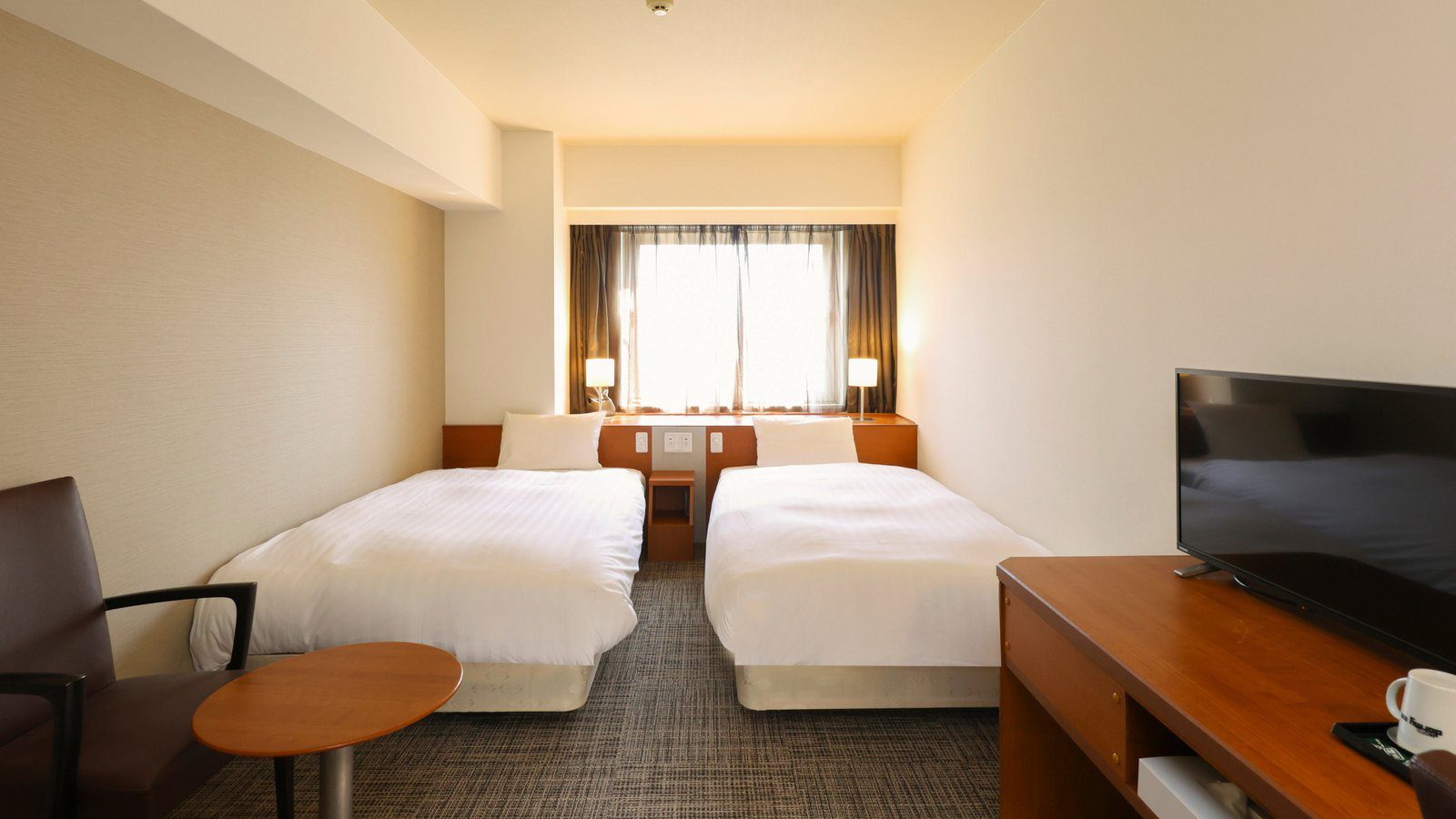 Dormy Inn 倉敷 Comfort 雙床房的兩張床與書桌