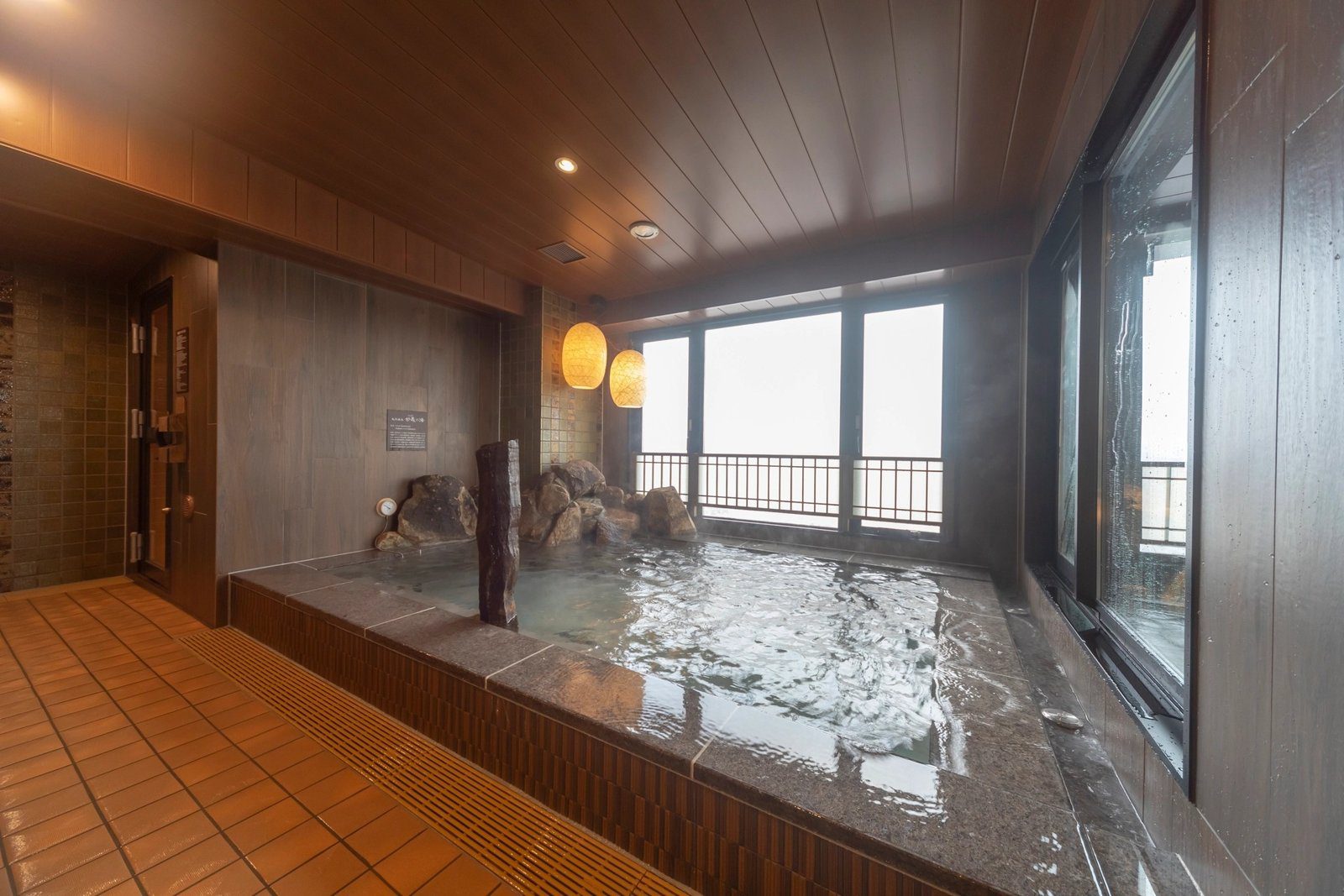 Dormy Inn 前橋 14 樓大窗戶的天然溫泉內湯