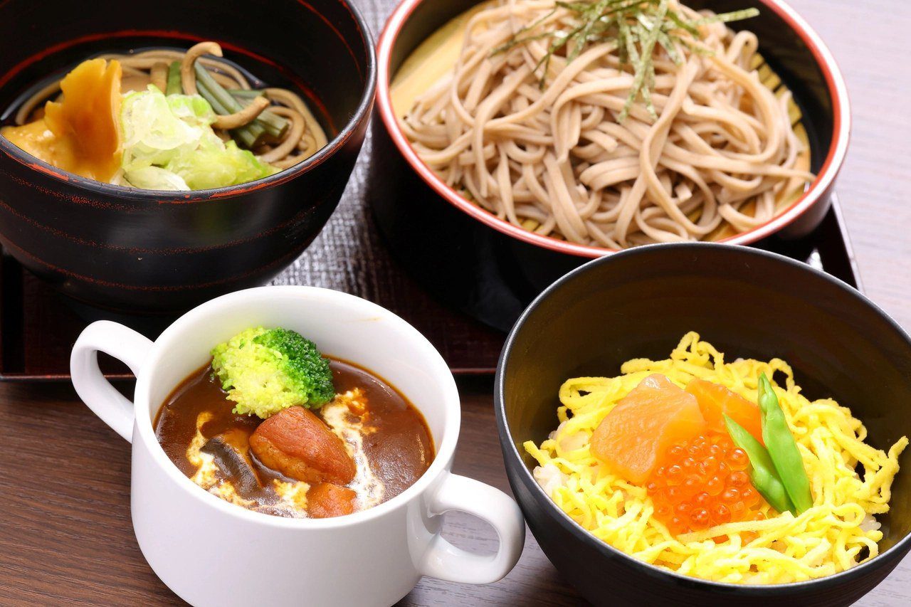 Dormy Inn 松本 早餐的信州蕎麥麵、鮭魚散壽司與豬肉燉菜