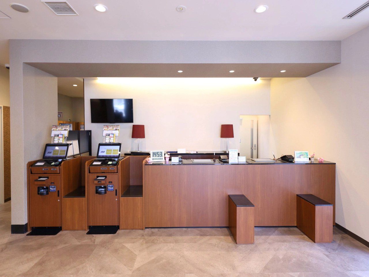 Dormy Inn 松本 1 樓櫃台與自助入住機