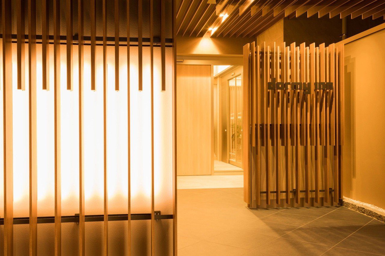 Dormy Inn 松山 入口處的木格柵玄關