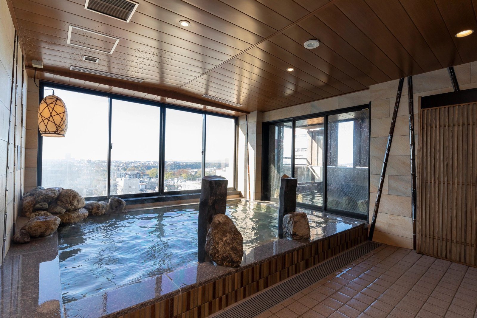 Dormy Inn 水戶 10 樓大片窗戶的手綱溫泉內湯