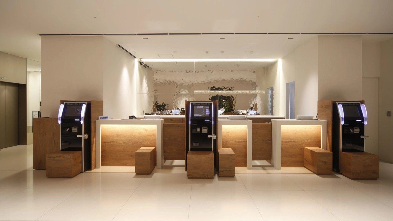 Dormy Inn 宮崎 1 樓櫃台與自助入住機