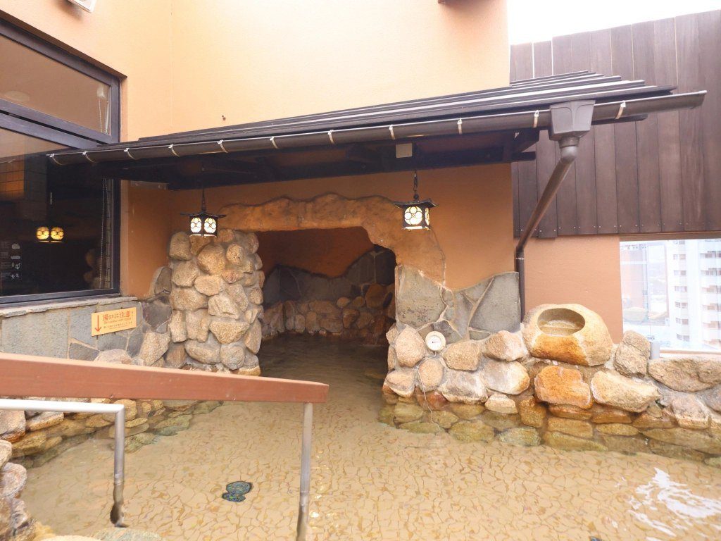 Dormy Inn 新潟 10 樓男湯露天區的洞窟風呂