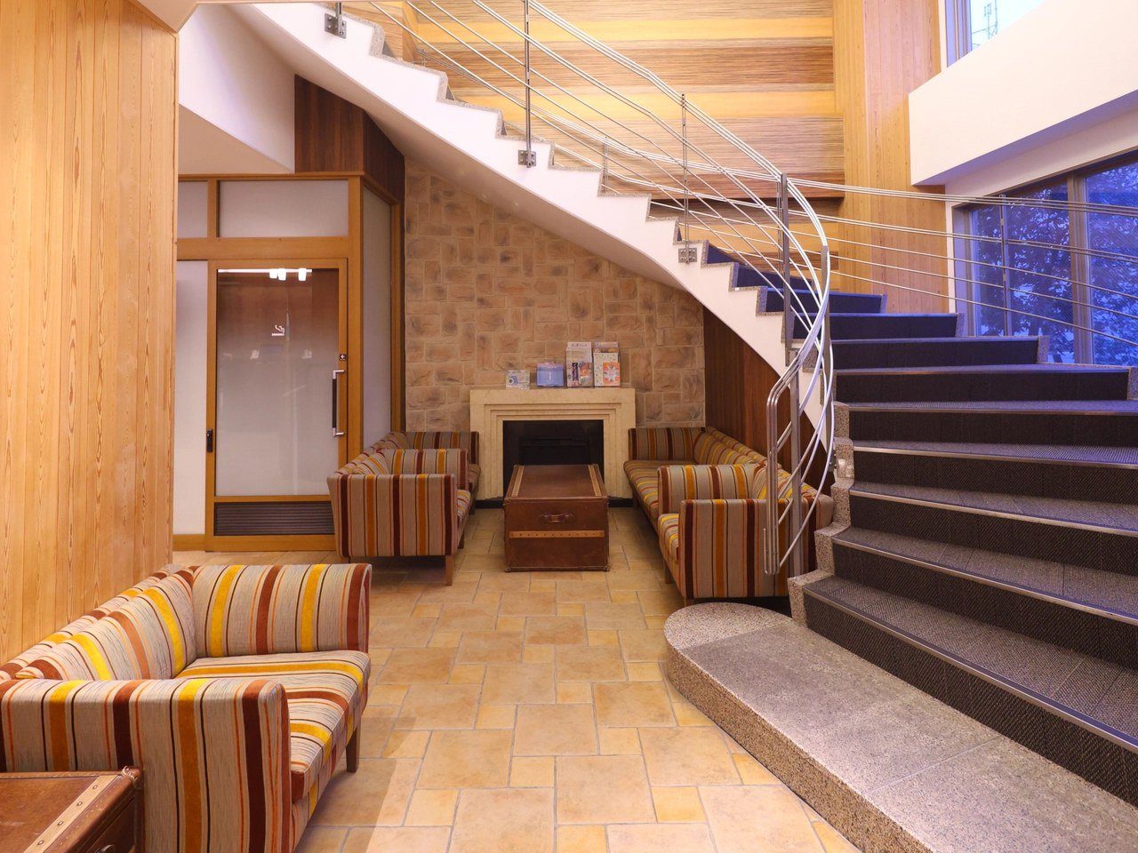 Dormy Inn 新潟 大廳的沙發區與旋轉樓梯