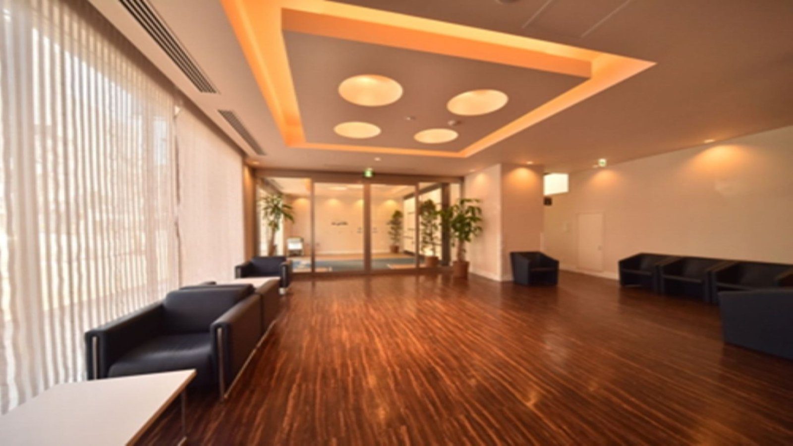 Dormy Inn 帶廣 1 樓大廳與通往大門的玻璃門