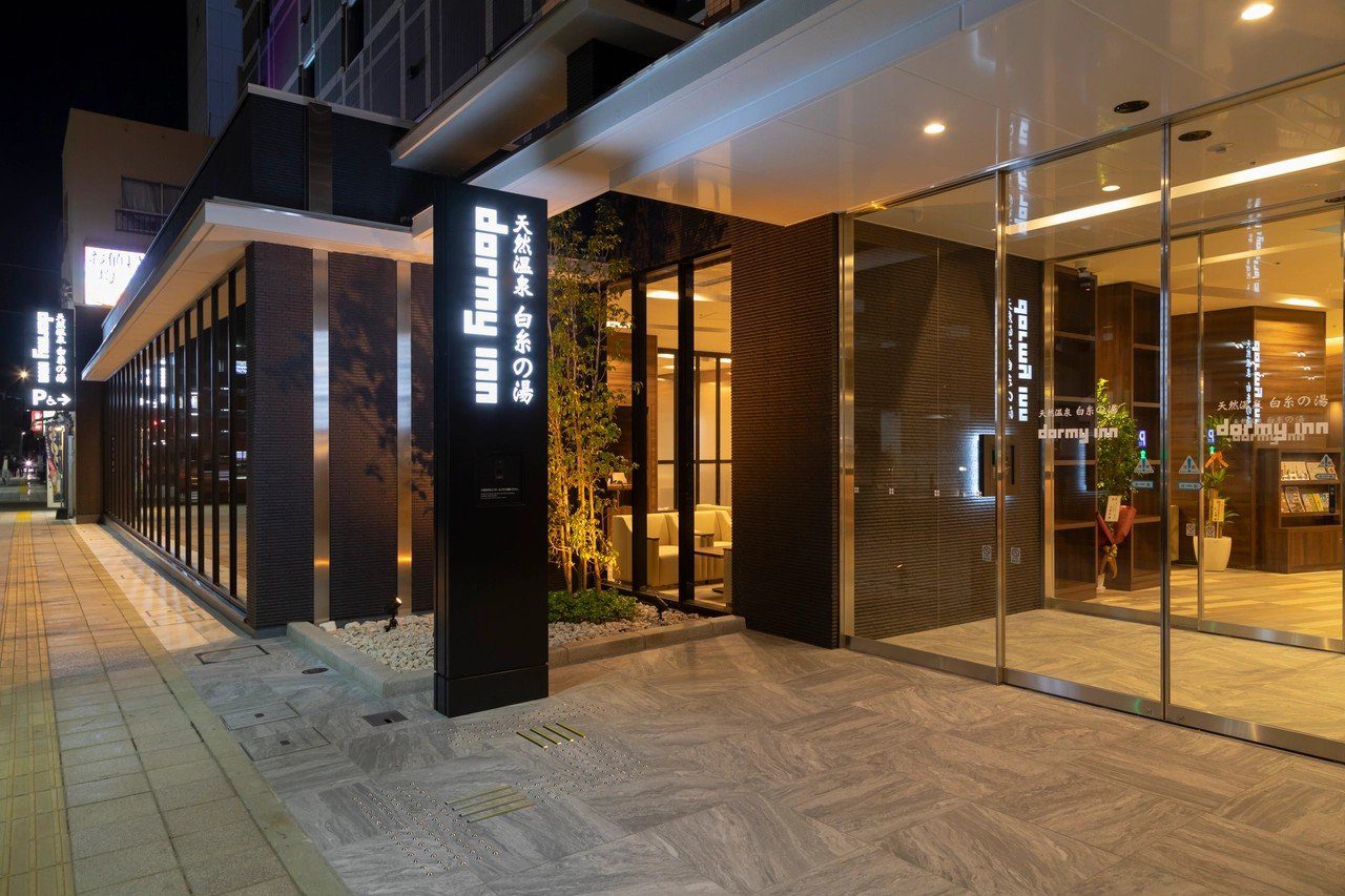 Dormy Inn 大分 夜晚的飯店入口與招牌
