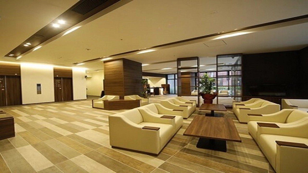 Dormy Inn 大分 1 樓大廳的沙發休息區