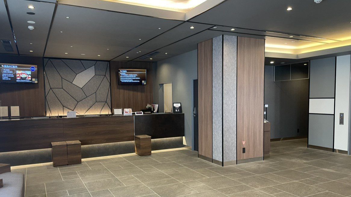 Dormy Inn 岡山 1 樓入口旁的櫃台與電梯廳